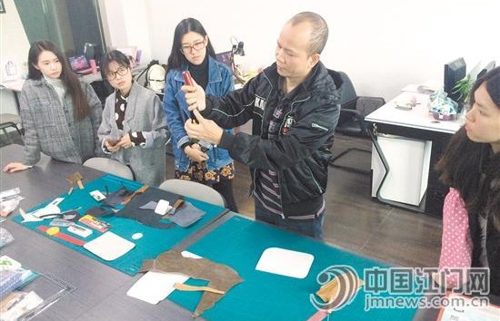 中国侨网近年来,五邑大学大力加强校企合作,建设高水平工科大学。图为学生在五邑大学丽明珠实践教育基地实习。资料图片