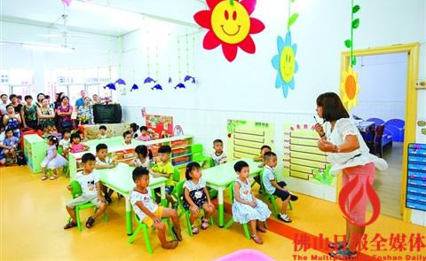 中国侨网高明机关幼儿园内，幼师正在给小朋友们上课。(资料图片) 　　/佛山日报记者黎汉沿摄