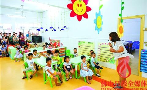 中国侨网高明机关幼儿园内,幼师正在给小朋友们上课。(资料图片) /佛山日报记者黎汉沿摄