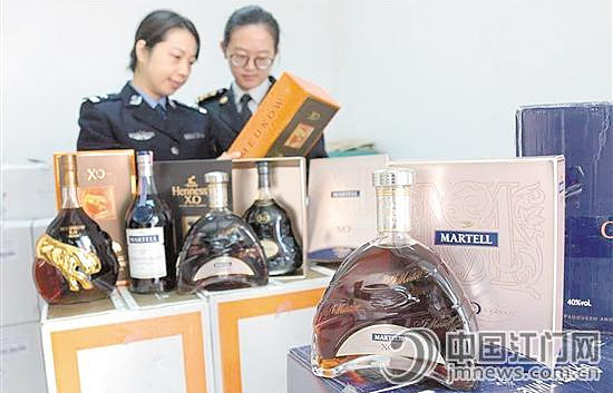 中国侨网鹤山海关、新会海关缉私分局查获涉嫌走私进口的洋酒（大图）。江门海关供图