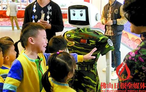 中国侨网1月10日上午，小朋友与机器人“对话”。/佛山市公安局供图 