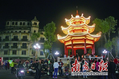 中国侨网刚完成修复的中山纪念亭成为城市“新亮点”，吸引不少市民前来观赏拍照。杨立轩 摄