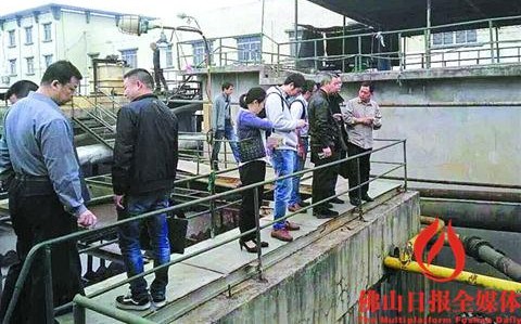 中国侨网前日(1月10日),环保技术供应企业代表参观佛山本地制造业企业污水处理设施。/受访者供图