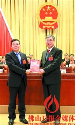 中国侨网1月12日,佛山市委书记、市人大常委会主任鲁毅向市长朱伟颁发当选证书。/佛山日报记者甘建华摄