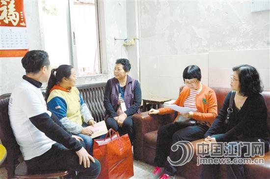 中国侨网江门市慈善会和爱心企业将“小心愿”送入困难家庭。