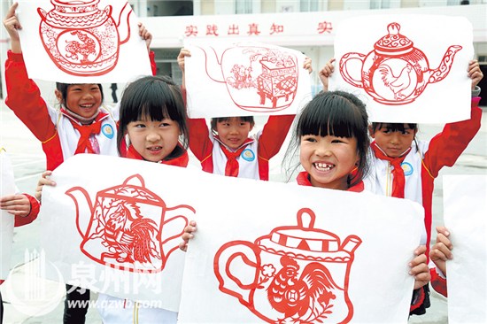 中国侨网百“壶”“鸡”祥  张九强 摄