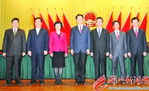 中国侨网1月16日下午，潮州市人民政府市长殷昭举（中）和各位新当选的副市长与全体代表见面。 本报记者 陈宏文 摄