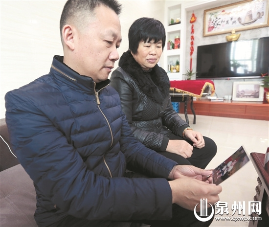中国侨网夫妻俩拿起儿子的唯一照片仔细端详
