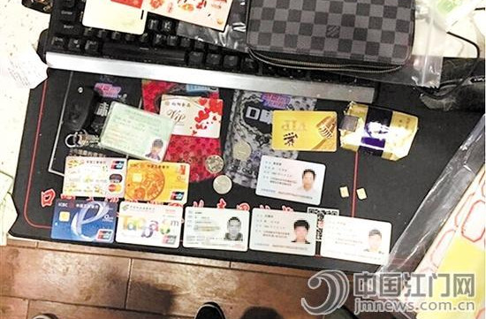 中国侨网警方在“1元木马”案中缴获的用于作案的银行卡和身份证。