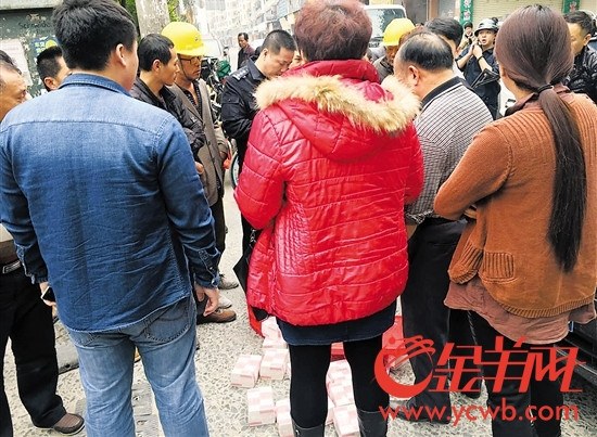 中国侨网路过事发地的热心市民发现后立即报警,并在现场看守等候民警到场处理