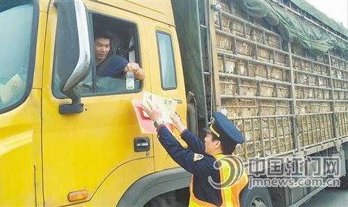 中国侨网工作人员向车辆驾驶员送上宣传单、“福”字等物品。