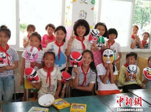 中国侨网艺术扶贫课后,莆田市偏远乡村小学的学生们展示自己绘制的脸谱。(资料图) 陈丹妮 摄