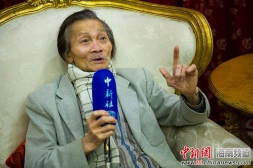 中国侨网资料图:罗门接受中新社记者采访。 骆云飞 摄