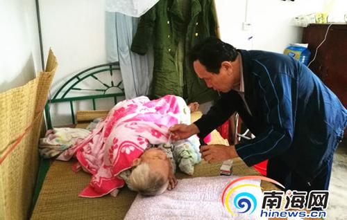 中国侨网在龙滚敬老院里,谢月琼照顾难以行动的“老邻居”卢汉雄。南海网记者 高鹏 摄