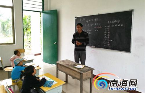 中国侨网吴光明给孩子们上课。南海网记者 高鹏 摄