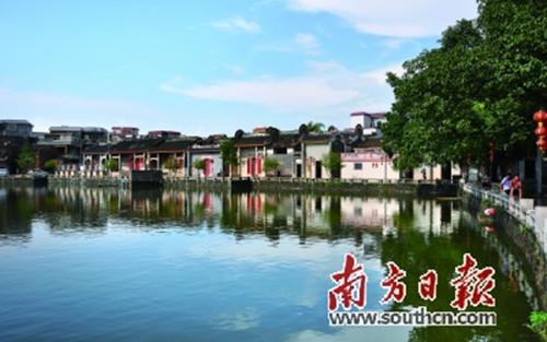 中国侨网松塘村区氏祠堂前是一片池塘。
