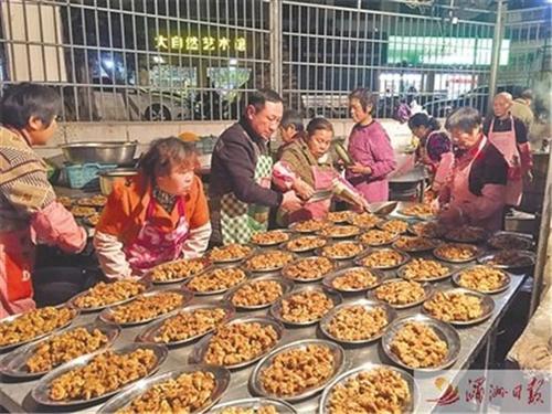 中国侨网尾牙宴后厨虽人声嘈杂,但却井然有序。
