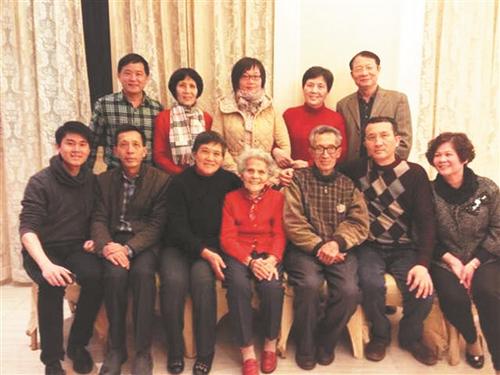 中国侨网与部分晚辈的合影,期待今年能拍四世同堂全家福(受访者供图)