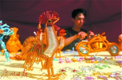 中国侨网手工制作的一只只雄鸡好威武。