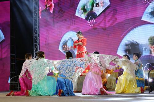 中国侨网图为饶平县迎春文艺晚会上的《钩花情韵》 节目。 余秋松 摄