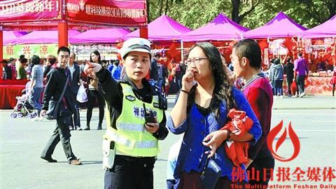 中国侨网民警在禅城迎春花市维持秩序。 佛山市公安局供图