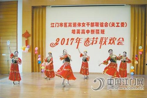 中国侨网老大姐们在现场为新疆班学生表演民族舞蹈。