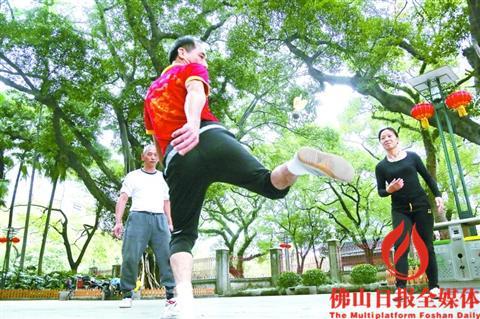 中国侨网昨日(2月2日)是春节长假最后一天，天气晴好，一些市民身着短衫在禅城区中山公园踢毽子。 　　/ 佛山日报摄影俱乐部吴宇摄
