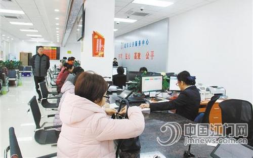 中国侨网在堤东“邑门式”服务中心，昨日已有不少群众前来办理业务。