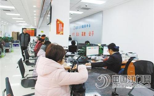 中国侨网在堤东“邑门式”服务中心,昨日已有不少群众前来办理业务。