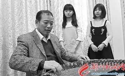中国侨网苏奕丰教导学生演奏技巧。 本报记者 庄园 摄