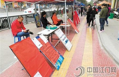 中国侨网江门江海区高新西路的“马路招聘市场”已经初具规模，但求职者并不多。