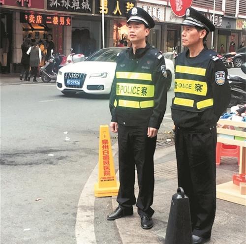 中国侨网正月初二，杨卫国(右一)隐瞒病情上街执勤。