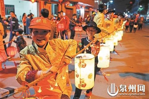 中国侨网昨(2月5日)晚,南安英都举行“拔拔灯”民俗活动,吸引了近万人参与。(陈晓东 摄)