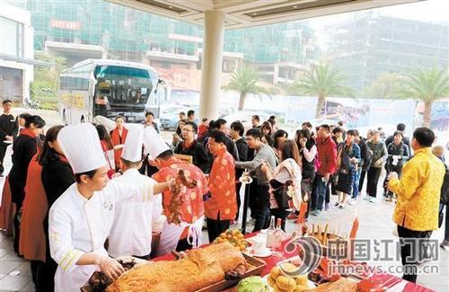 中国侨网众多游客来台山感受过节气氛。