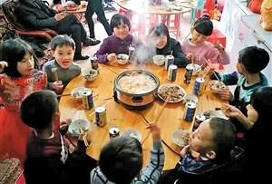 中国侨网潮州年夜饭小朋友们最开心。