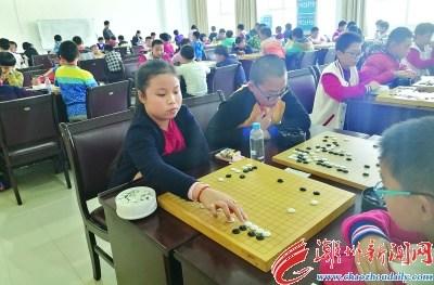 中国侨网2月6日,第11届中国城市“电信杯”少年围棋赛在潮州落子。图为比赛场面。 苏镇松 摄