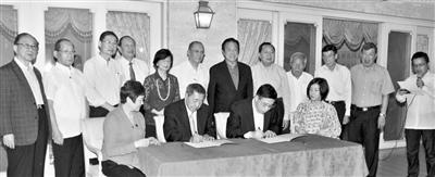 中国侨网陈祖昌（前排左二）与冯志农主任签署捐建福建省侨心学校协议书。