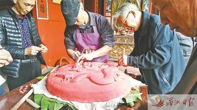 中国侨网图为黄天赐和帮手们在制作大红团。