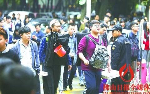 中国侨网2月8日,2017年全国普通高等院校艺术类专业校考开锣,南海艺术高级中学作为全省考点之一,首日迎来报考湖南工业大学约4000名艺术类考生。/佛山日报记者王伟楠摄