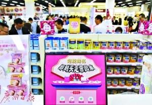 中国侨网市民在南沙一家跨境商城选购商品。 广州日报全媒体记者黎旭阳 摄