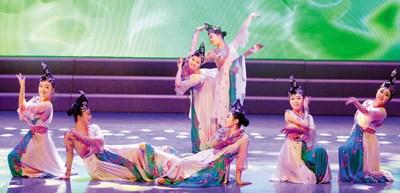 中国侨网图为通化市歌舞剧团演员表演舞蹈《马兰开花》