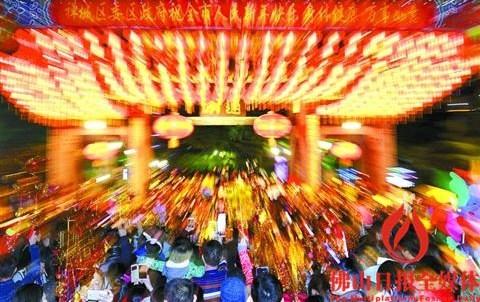 中国侨网通济牌坊前人头攒动。元宵行通济当晚,超73万人次顺利通过通济桥。/佛山日报记者甘建华摄