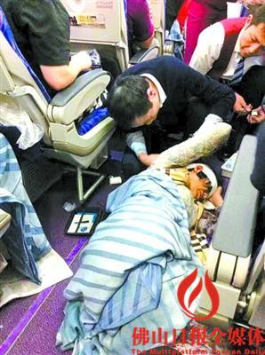 中国侨网同行游客拍下李树成在飞机上的救人一幕。（网友供图） 