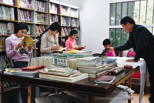 中国侨网孩子们在安静看书，书法爱好者在一旁练字 本报记者 陈王丽 摄