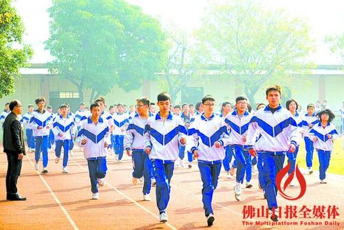 中国侨网昨日，佛山市第十四中学初三学生进行本学期第一次跑操训练。