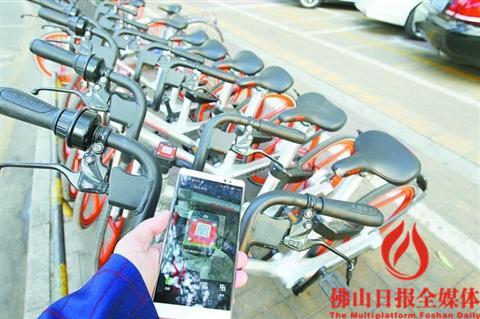 中国侨网2月15日，禅城垂虹路一家书店门前停着一排共享单车，扫描二维码才可开锁骑走。/佛山日报记者张弘弢摄