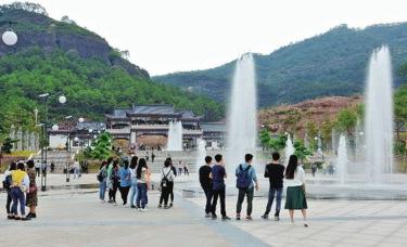 中国侨网容县白鹤塘景区是在创建广西特色旅游名县过程中重点打造的旅游品牌，目前项目进展顺利。