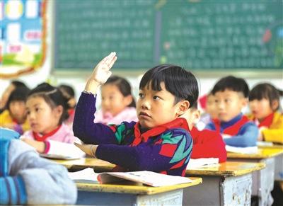 中国侨网在晋江心养小学，学生们在课堂上举手发言。