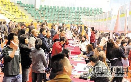 中国侨网今年恩平首场大型招聘会有106家企业参加,提供岗位1870个,吸引了众多求职者。 陈明思 摄