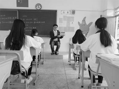 中国侨网李志城在给南安市工业学校的学生上课，讲授南音相关知识。
